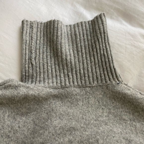 Gray turtleneck sweating with tailored stitching - Picture 7 of 11